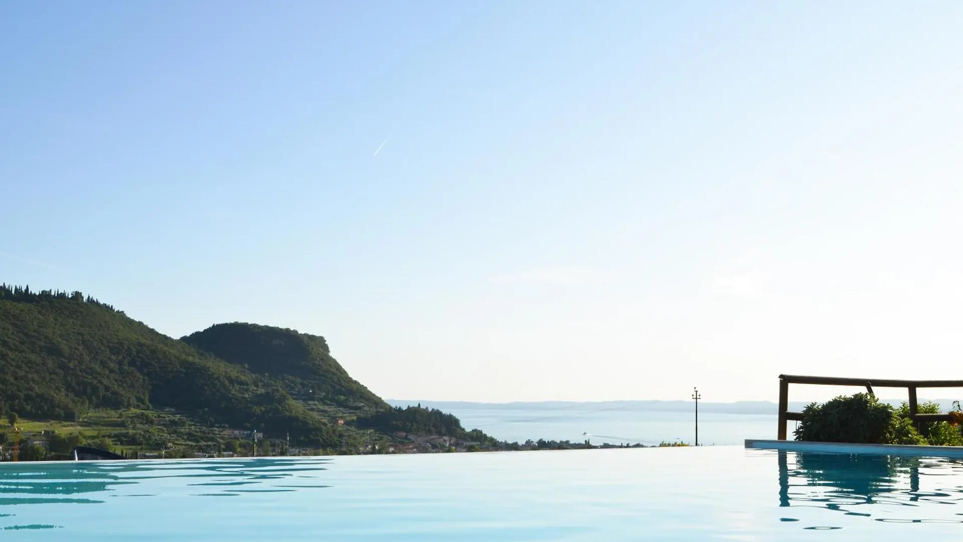 Relais Villa Olivi Costermano 3*,  Italy